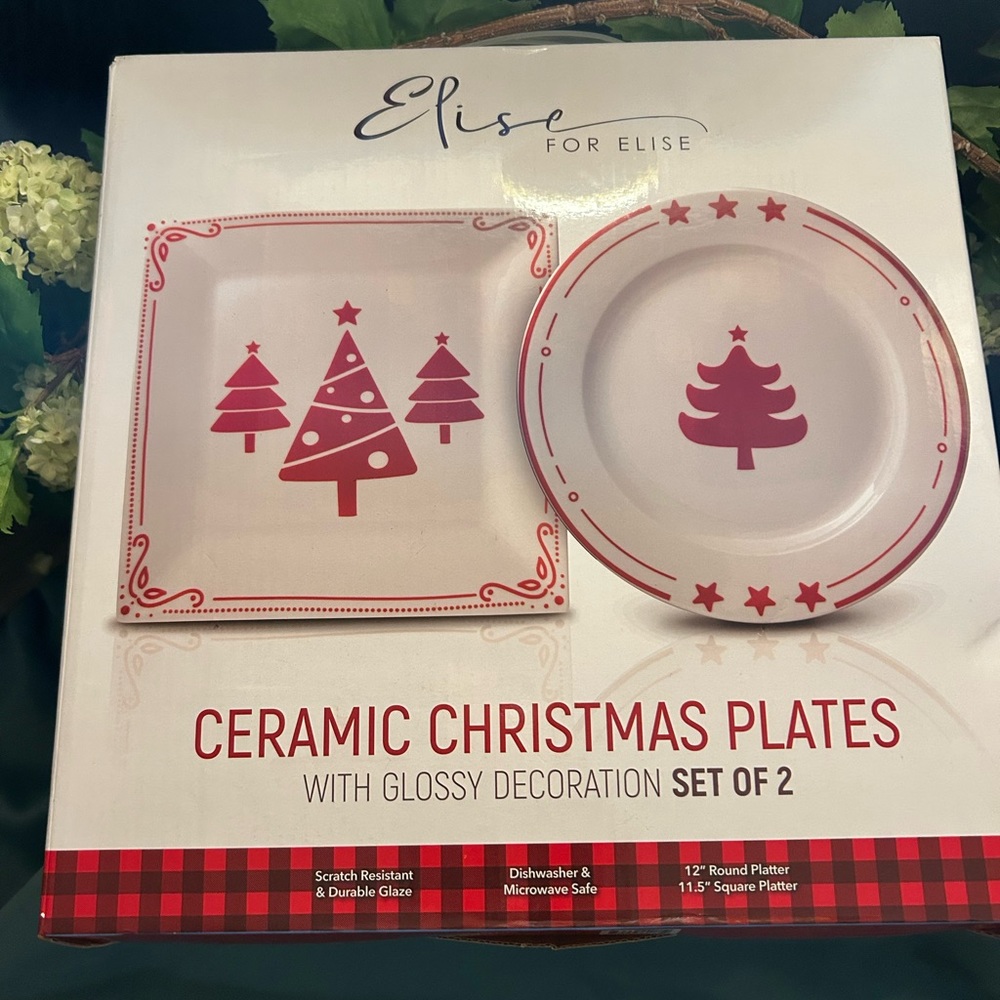 NIB Set of 2 Ceramic Christmas Plates.